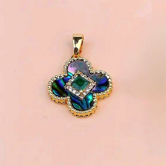 18k Gold Abalone Shell Clover Pendant - Picture 1 of 3